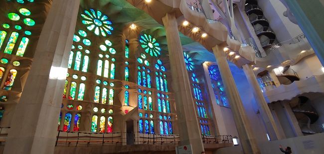 中に入って左側、生誕のファサード側のステンドグラスです。<br /><br />寒色系を基調とした色使い。<br /><br />まず建物に入った瞬間の感動があり、続いてこのステンドグラス。<br /><br />目を奪われっぱなしでした。