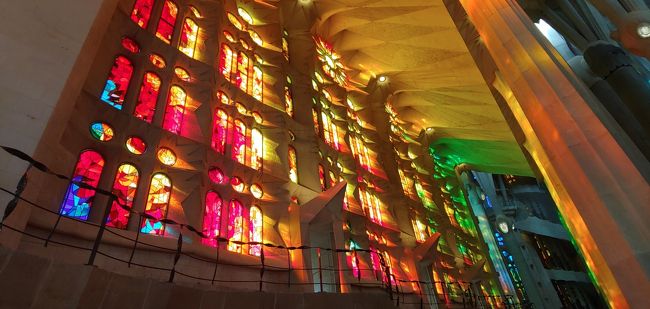 ここまででも、かなり時間をかけてゆっくりしています。<br /><br />だんだんと、受難のファサード側からの光が強くなってきました。<br /><br />生誕のファサードとは対照的に暖色系のステンドグラス。<br /><br />個人的に、こちらの方が良かったです～。