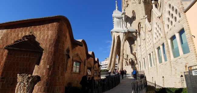 一旦外に出て、端の方で休憩します。<br /><br />ドリンクの自販機があったので、その付近で水分補給。<br />（皆さん、水分補給してません。　大丈夫ですか～？）<br /><br />端の方のベンチにてしばし休憩。<br /><br /><br />冬だから良いものの、夏だったらと思うと、ぞっとします。