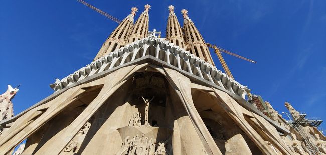 一旦外に出たので、受難のファサード全体を。<br /><br />生誕のファサードとは対照的で、直線的なシンプルな造詣です。<br /><br />そこに、キリストの受難の物語が刻まれています。<br /><br />ガウディは、生誕のファサードと地下の礼拝堂を完成させました。<br /><br />後世に託された受難のファサードはガウディの想いを構築出来たのか<br /><br />気になります。