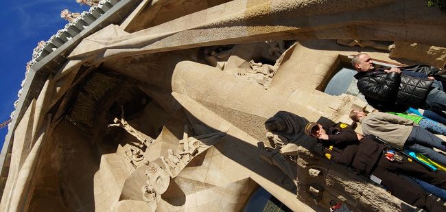 下から舐めるような構図でカメラを構える自分を、不思議そうに見る警備員。<br /><br />『こいつは、そんな角度で何を撮るつもりなんだ？』<br /><br />って思っているに違いありません。