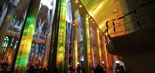 飽きもせずまた、中に入ってきました。<br /><br />すると、<br />なっ、なんですか！　これは！？<br /><br />色とりどりの光で聖堂内が照らされています。<br /><br />もう言葉がありません。<br /><br />ただただキレイ。<br /><br />しっかと眼に焼き付けました。