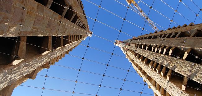 いつの間にか、5,６時間くらい？経っていたようです。<br /><br />生誕のファサード側の塔に向かったらCloseだと言われ、<br /><br />チケット見せると、予約時間が午前中だった事にびっくりされ、<br /><br />ホントにずーっとここに居たのか？と、怪しまれましたが、<br /><br />べりーびゅーてぃふぉー　とか　あめいじんぐとか言って褒めちぎり、<br /><br />無事受難側の塔に登る事が出来ました。（まさに受難。）