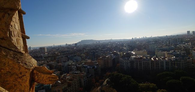 登った後は、小窓？から外を見ながら螺旋階段を下りていきます。<br /><br />強烈にまぶしかったけど、天気に恵まれました。