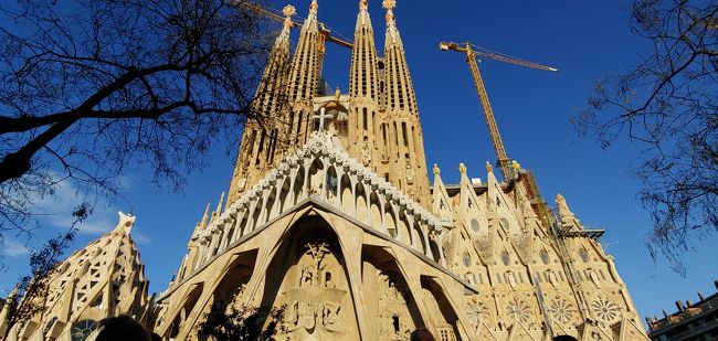 離れたところから、受難側の全景を。<br /><br /><br />そしてこれから訪れる受難につづく。