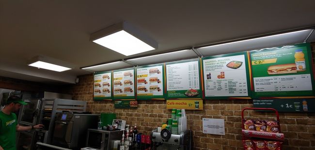 水分は補給したけど、ぜんぜん食べていないので、<br /><br />近くのサブウエイに。<br /><br />日本ではほとんど入ったことないけど、すごく良い。<br /><br />サイズがバルセロナ規格か分からないけど、ボリューミー。<br /><br /><br />日本でも食べよう！と決意。<br />（上海の生ザーサイは無理でも、これは可能）