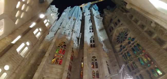相方が、地下礼拝堂の事を調べてくれていて、時間も近かったので、<br /><br />近場のお土産屋を散策。<br /><br />色鉛筆や、カラフルな小鉢のお土産を買い、いざ礼拝堂へ！