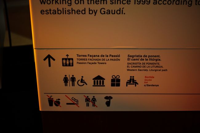 トイレ休憩＆水分補給のため、外に向かいます。<br /><br />ここでは、飲食、タバコ禁止、騒いでもいけません。<br /><br />あとは下着姿（水着も）になることもNGです。