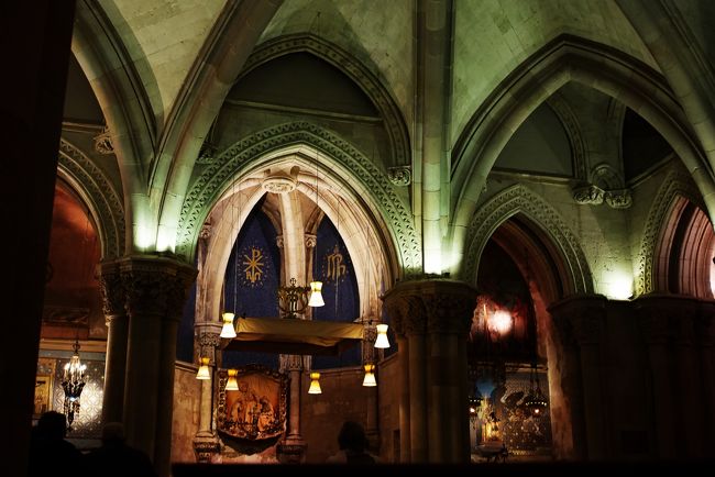 中に入ると、厳かな雰囲気の中<br /><br />小規模なミサが行われていました。<br /><br />礼拝堂中央部に空間があり、その周りにキリスト像やマリア像などがあります。<br /><br />そして一番奥にはガウディのお墓があります。