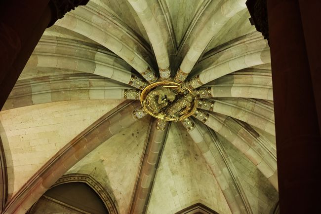 礼拝堂中央部天井です。<br /><br />幼いキリストと祈りを捧げる女性でしょうか？<br /><br />なぜかこの空間全体がとても印象に残っています。<br /><br />そして、反響する歌声が心地よく、しばし目を閉じました～。