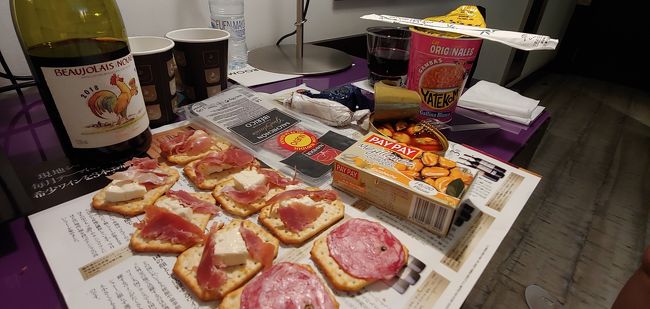 この日は、サグラダだけで終わりました。<br /><br />バタンキューと行きたいところですが、初日ハイパーマーケットで買った、<br /><br />ハモン、チーズ、ワインと共に、簡単な晩飯。<br /><br />お気に入りはPAY PAY（ぱいぱい）です～～～。