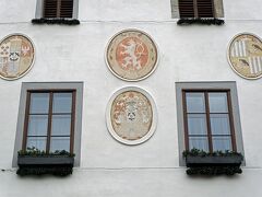 スヴォルノスティ広場には16世紀に建てられた市庁舎の建物もあります。