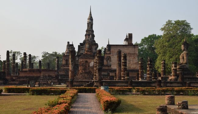 ワット・マハタートの横の姿。東向きで、朝日が仏像の表面に当たり、何とも言えない柔らかさが出ていました。