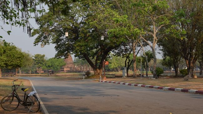 この公園は、木陰の休憩場所がほとんどありません。その辺で、ごろごろもできないし、地図には北1kmほどの場所に、別の遺跡があるので走ってみます。