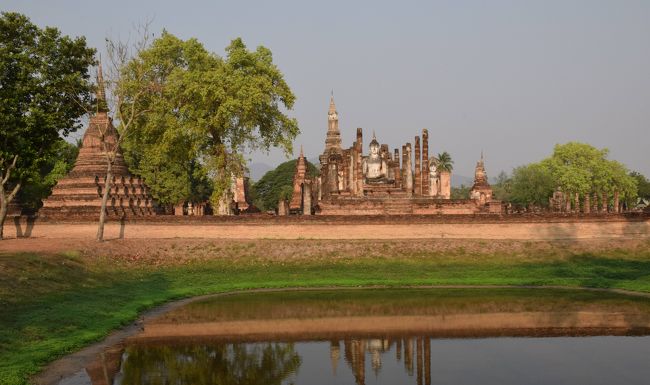 「ワット・マハタート」の全景です。小さな池の対岸から移る姿を撮りましたが、近くで見ると巨大な寺です。
