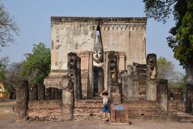 遺跡の位置は、一般道を少し走ると、右に看板が有るので直ぐに分かります。私の前は、何人かの白人旅行者が走っていました。自転車を土産物屋に停めて入ろうとしたら、チケットを買えと言う。「またかい！」と思ったが、１００B 払ったとメモに残っていました。「Wat Sri Chum」です。こちらを凝視しているように見えますが、瞼が汚れていて目の様に見えるだけです。