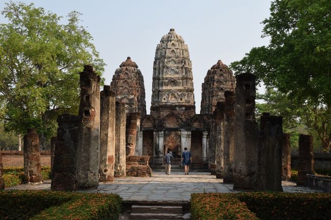 公園の南端にある、「Wat Si Sawai」です。ここの塔は、パゴダ式ではなくて、トウモロコシ形になっている、ちょっと珍しいタイプなので調べてみたら、やはり元がヒンズー教寺院でした。インドネシアのジョグ・ジャカルタの近くに、プラン・バナン寺院群が有って、このタイプの巨大な寺を観ることができます。