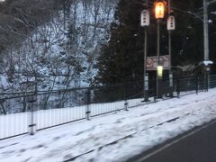 雪のため歩いての温泉街の散歩はやめてバスの車窓で楽しみましたが、
バスの窓が汚く良く見えない。
観光地ならバスも電車も町も人も協力しなければだめですよ。