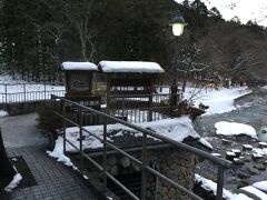 バスで四万温泉まで来ました。
終点の前、宿泊した四万グランドホテルの前に
河原の湯という公衆の温泉がありました。
雪の埋もれているような感じでとても行けるような雰囲気ではありませんでした。