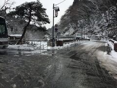 落合通りの反対側、四万川の橋です。
夕べからの雪で多少積もっています。