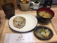 予定を変更して仙台駅構内2階の
DaTe Cafe O’rder

朝おにセット
おにぎりがひとつ選べて367円（ふたつのセットもあった）
一番人気の豆次郎をチョイス
枝豆入りのひじきご飯
病み上がりにはちょうどいい量

これから乗る仙石線とやらはSuica使えるのかな～と調べてたら
仙台駅仙石線ホームは少し離れたところにあるとのことで、東京駅の京葉線とか総武線をイメージして少し焦る
けどそこまでじゃなかった