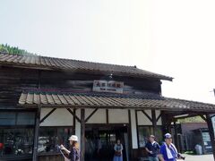 大隅横川駅。県内最古の木造駅舎とのことで、こちらも嘉例川駅同様、国の登録有形文化財です。
観光列車なので、見学のためにしばらく停車します。