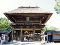 国宝、青井阿蘇神社。平日でも修学旅行生などがたくさん来ていました。
楼門はなんといっても茅葺き屋根がインパクトあります。