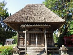 駅でレンタサイクルし、日本遺産の古建築（寺、神社）を巡ります。
御大師堂。小さいながらしっかり茅葺き屋根で美しい。
見られませんでしたが中には弘法大師像が安置されているとのこと。