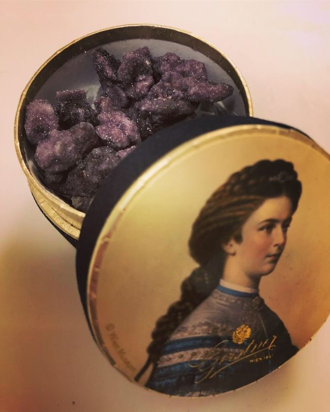 そして、貴族も愛したスミレのお花の砂糖漬け。<br />口に入れるとふわっとスミレの香りがして、優雅な気分に^_^