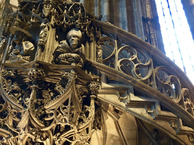 細部も細かい彫刻があります。