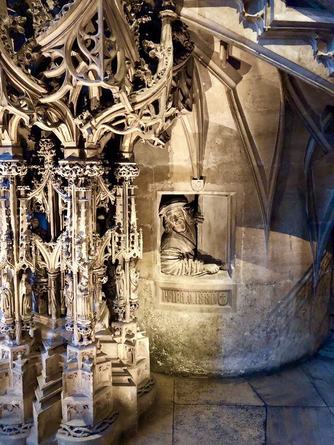 柱から人が。。。