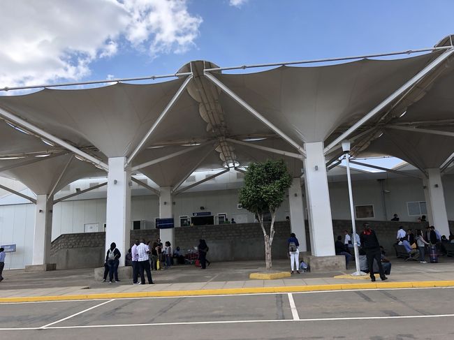 ナイロビ ジョモ.ケニヤッタ国際空港<br />ここで、ガイド兼ドライバーのジョンさんと対面