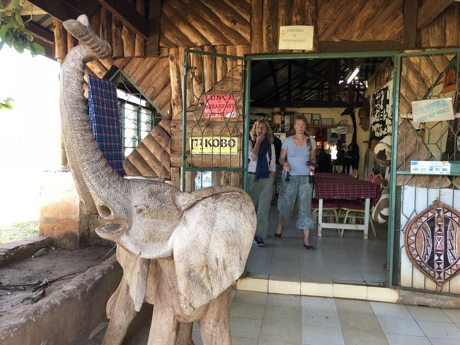 トイレ休憩を兼ねて お土産店へ。ガイドさんがお土産店は最終日にも寄るとのことで見るだけ。