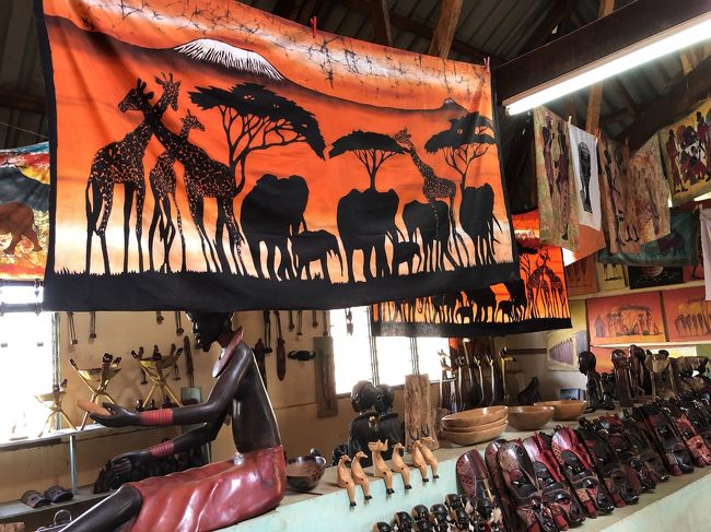 タペストリー、動物の木製の彫り物など