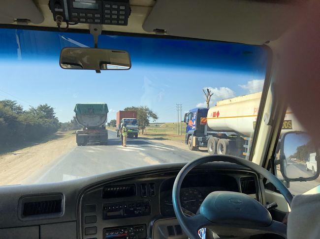 朝食後7時30分 サファリカーでアンボセリ国立公園へ約5時間のドライブ