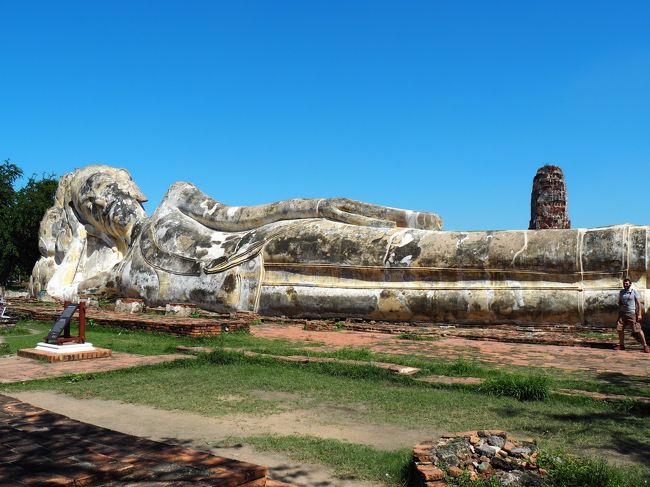 お昼のあとは、ワット・ロカヤスタへ<br />巨大な寝釈迦が