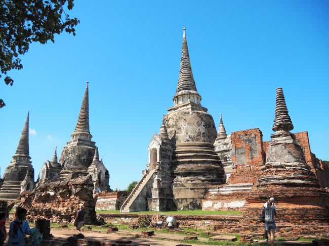 仏塔もたくさん<br /><br />だいぶ暑い。写真を撮ったらそそくさと日陰へ