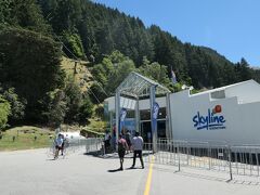 1月12日
クイーンズタウンに到着しましたので、山の手にあるゴンドラ（Skyline Queenstown）乗り場に向かいました。展望台から町と湖を一望できますので、殆どの観光客がこのゴンドラを利用すると思います。