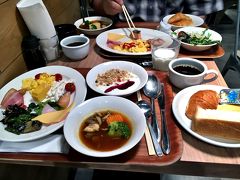 ６月22日、２日目の朝、７時前…
ホテルの朝食は、ビュッフェスタイルで品数も多い。
札幌発祥というスープカレーが気になっていたので試食してみたけど、塩っぱくて、ちょっと想像と違った。