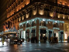 道路をはさんで　St.Regis Hotel　と　Harry Winston

この写真はけっこうお気に入り

路面が青く光って　冬って感じ　雨があがったばかりだったから光ってる