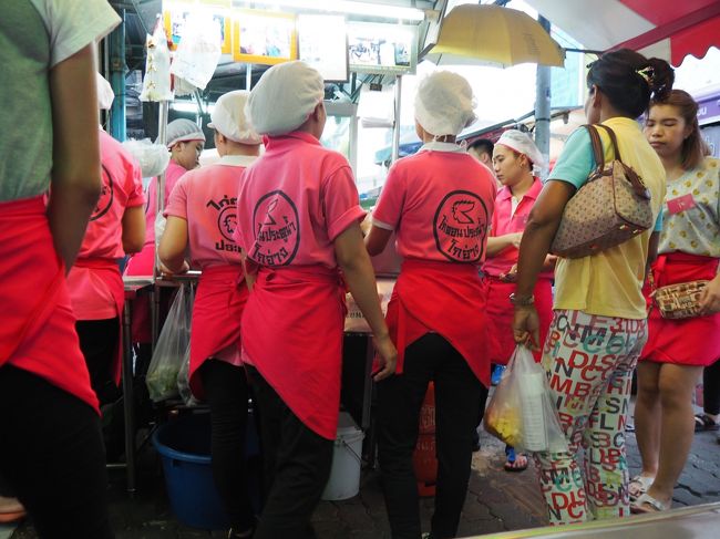 アユタヤのツアーからホテルに戻ってきて少し休憩したあと、ラーン・ガイトーン・プラトゥーナムへ歩いて向かいました！<br /><br />本当にピンクのTシャツだーと感動