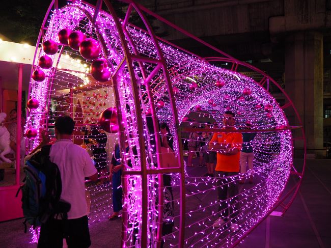 歩いてサイアムパラゴンへいきます<br /><br />途中、クリスマスだからか？キラキラなイルミネーションが