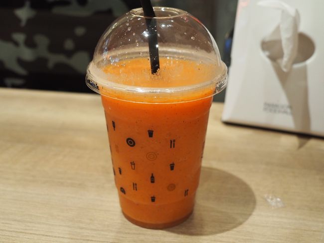 サイアムパラゴン内でいろいろ買い物をしてたらまたお腹が空いたので２回目の夕飯ｗｗ<br />マンゴージュース。マンゴー大好き！