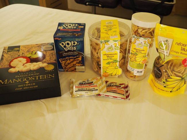 お菓子類。こちらもサイアムパラゴン内のスーパーで。<br /><br />バナナチップスの間にタマリンドジャムが挟まってるものを以前もらったことがあって、これが超美味しくて、今回絶対に買いたかったのです。<br />自宅用、お土産用、会社でのおやつ用にお買い上げ。<br />本当におすすめです！<br />これを買いたいがためにタイに行きたいくらいｗ