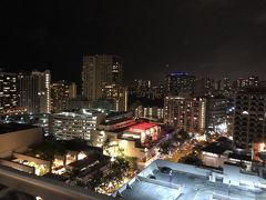 トップ好きなのでSKY waikikiへ。
うーん思ったより微妙。ソファーシートの雰囲気はいいんだけど景色はこれといって特筆すること無し。
まぁある程度ドレスアップしていく所だからカップルとか女子旅の雰囲気作りにはいいかも。