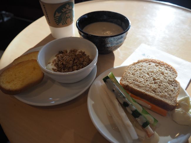 デルタのラウンジで朝ごはんを食べます