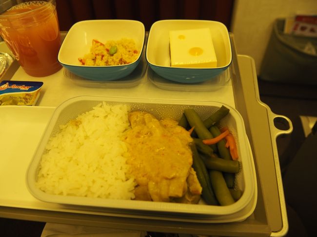 機内食。鶏肉のカレー