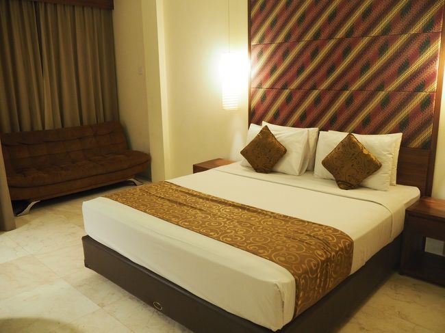 最初の２泊は、ほぼホテルにいないので、普通のホテルへ。<br />M Suite Bali というところに泊まりました<br /><br />ストローで飲むジュースを置いておいたら、ものの10分くらいでストローの中がアリに浸食されていたので、要注意ですｗ