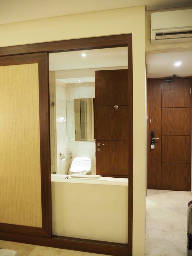 ベッドからバスルームが丸見えｗ（扉閉められます）