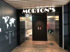 東京・丸の内 日比谷『二重橋スクエア』2F【Morton's The Steakhouse】

2018年11月8日に日本初上陸したアメリカ・シカゴ発の
老舗ステーキハウス【モートンズ ザ ステーキハウス】丸の内の
エントランスの写真。

米国でモートンズのステーキをいただいたことがあります。